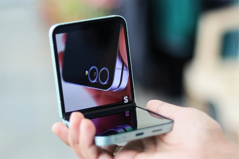 Chế độ Flex Mode trên Galaxy Z Flip 7 hỗ trợ quay video, gọi video tiện lợi