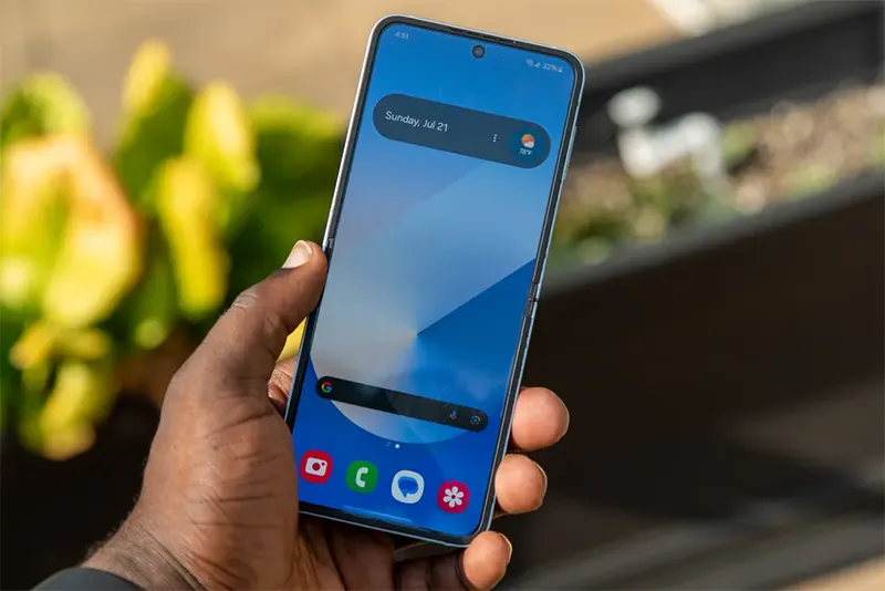 Samsung Galaxy Z Flip 7 với màn hình chính được mở hoàn toàn