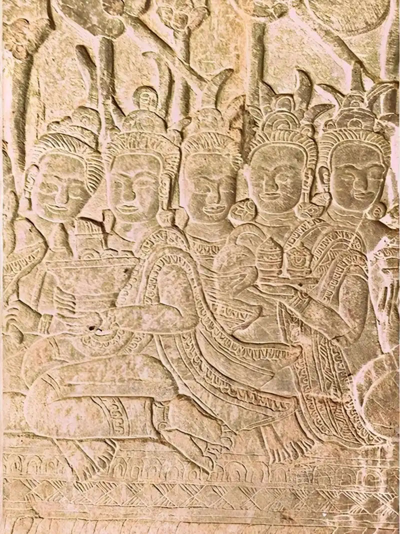 Phù điêu phụ nữ Khmer mặc trang phục Sbai tại đền Angkor Wat