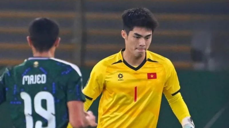 Thủ môn Trần Trung Kiên trong màu áo CLB HAGL với chiều cao 1m91 vượt trội